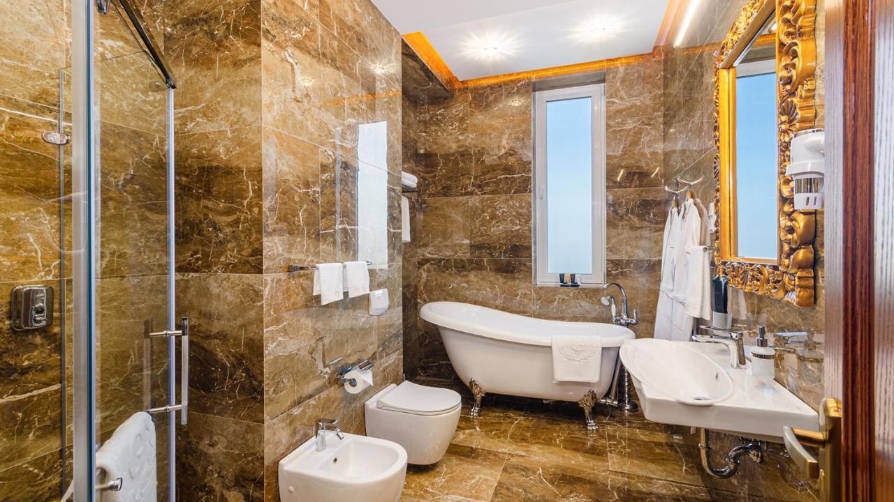 Gregory Boutique Hotel Chisinau Exterior photo Bathroom